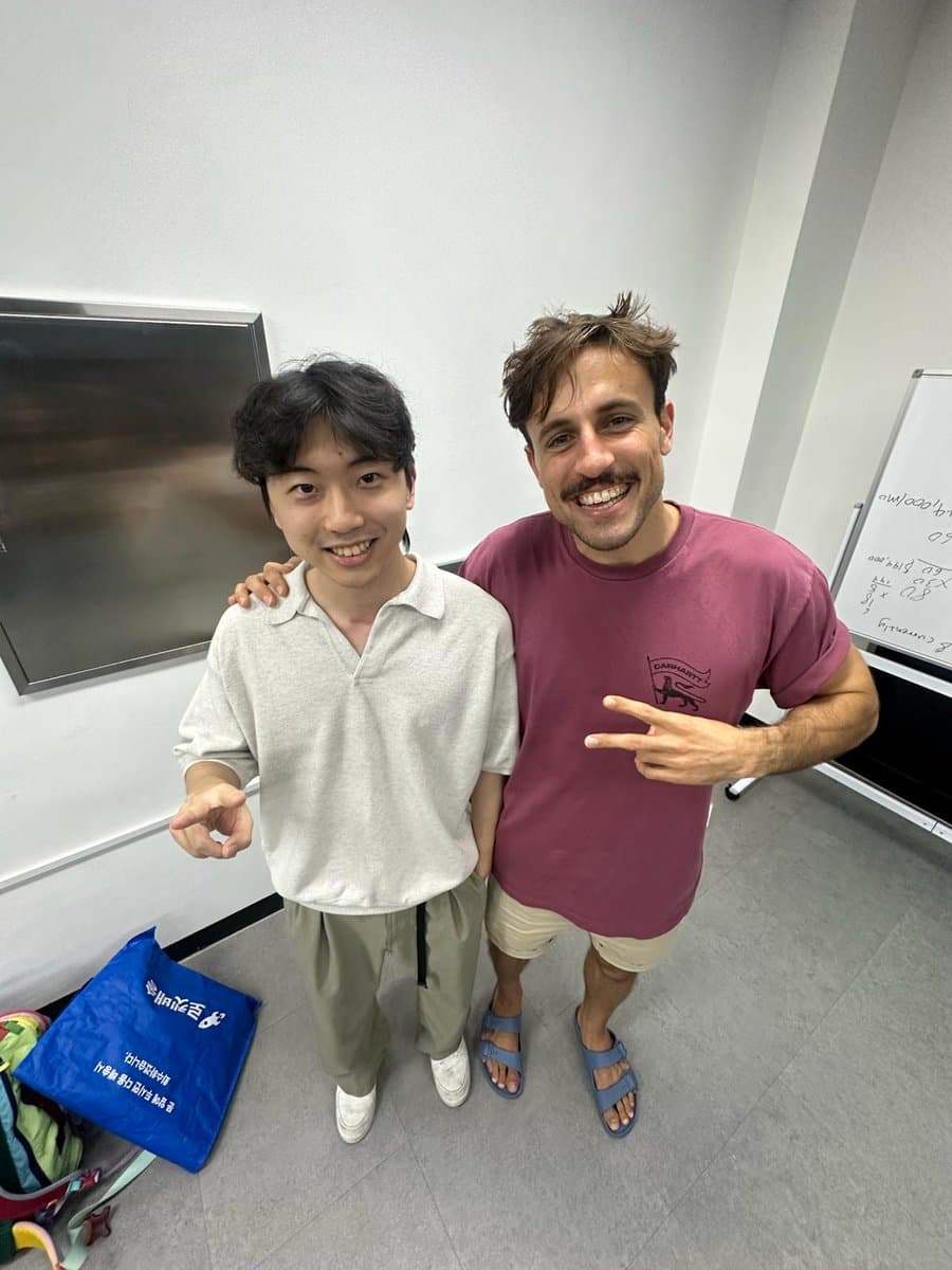 I met the underdog @Davidjpark96 yesterday. He invited us to his office in Seoul. There are 10ish people working with…