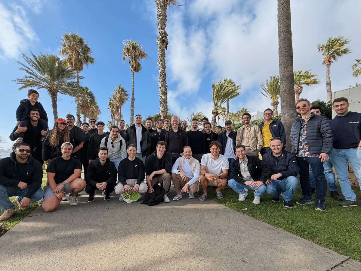 Indie hackers meetup in Cyprus 🇨🇾 today. It feels like Bali in Europe. Everybody is vibe coding something and going to…